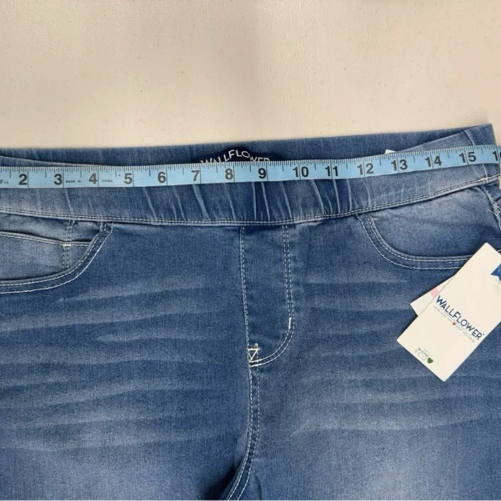 Wallflower Women’s Medium Wash Denim Pull on Capri Cropped Blue Jeans size 14 - Picture 3 of 7